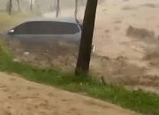 Banjir Terjang Dua Desa di Bogor, Satu Mobil Hanyut Terbawa Arus